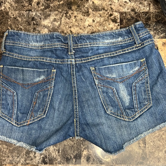 Miley Cyrus Max Azria Jean shorts size 9 NWOT - Picture 3 of 4